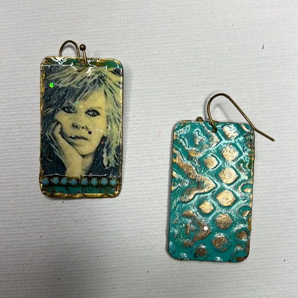 Lucinda Williams Earring - Picture 2 of 3